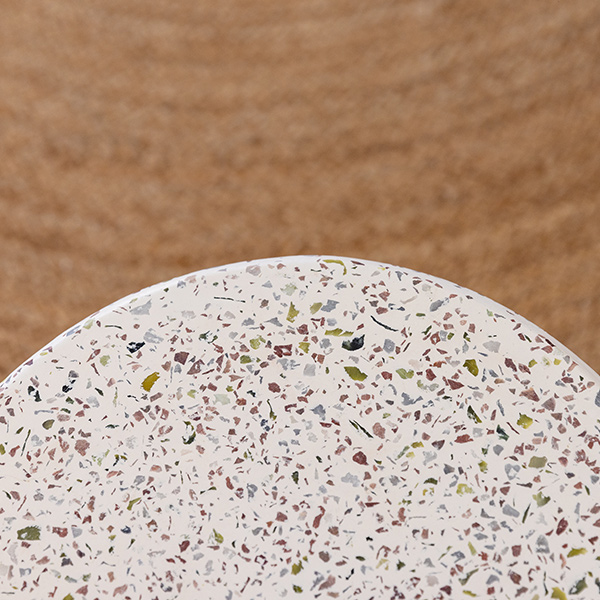 Détail d’une table basse en terrazzo