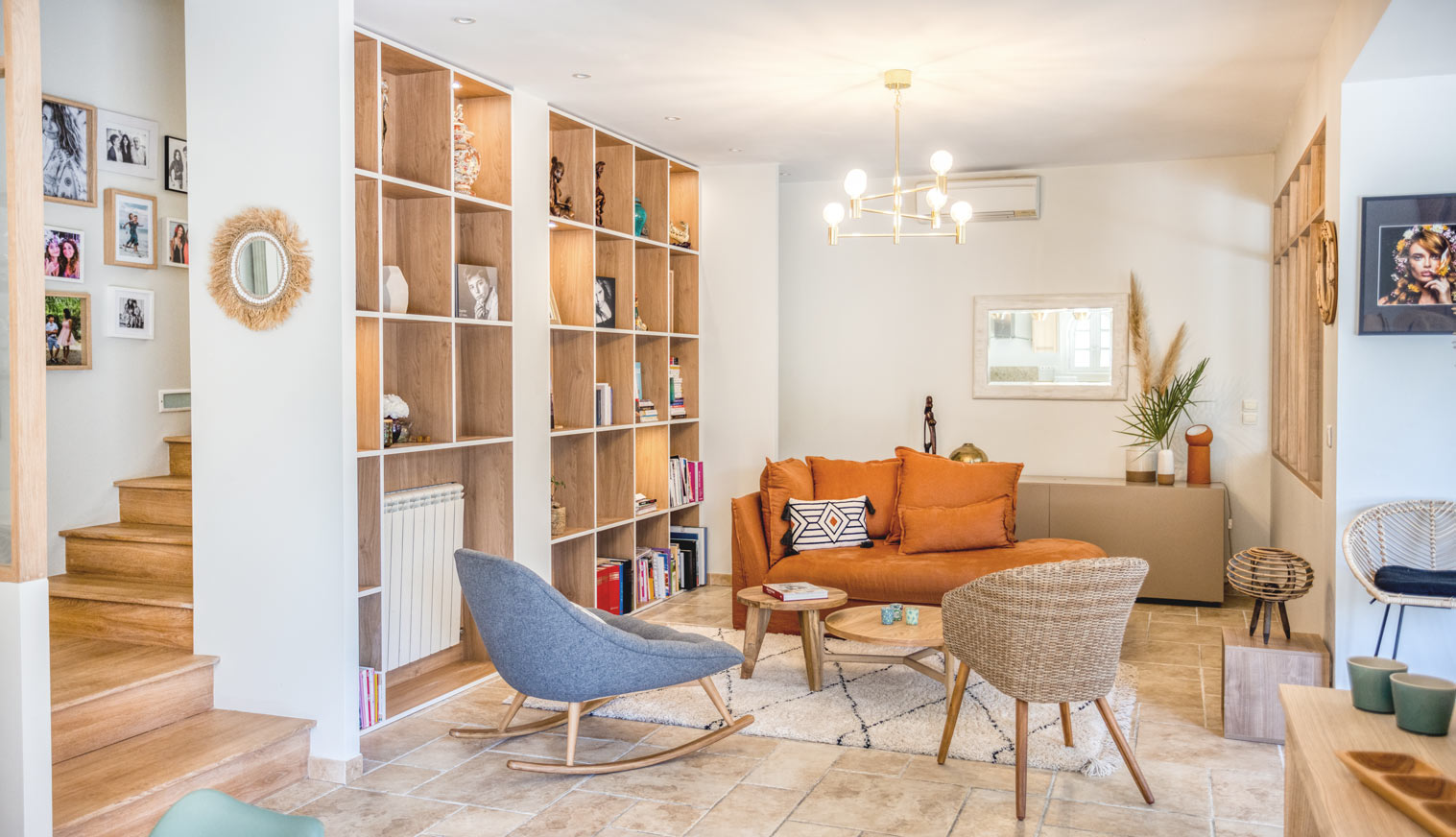 Salon lumineux avec fauteuils design et étagères