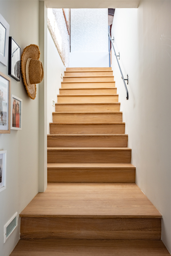 Escalier en bois avec décoration murale