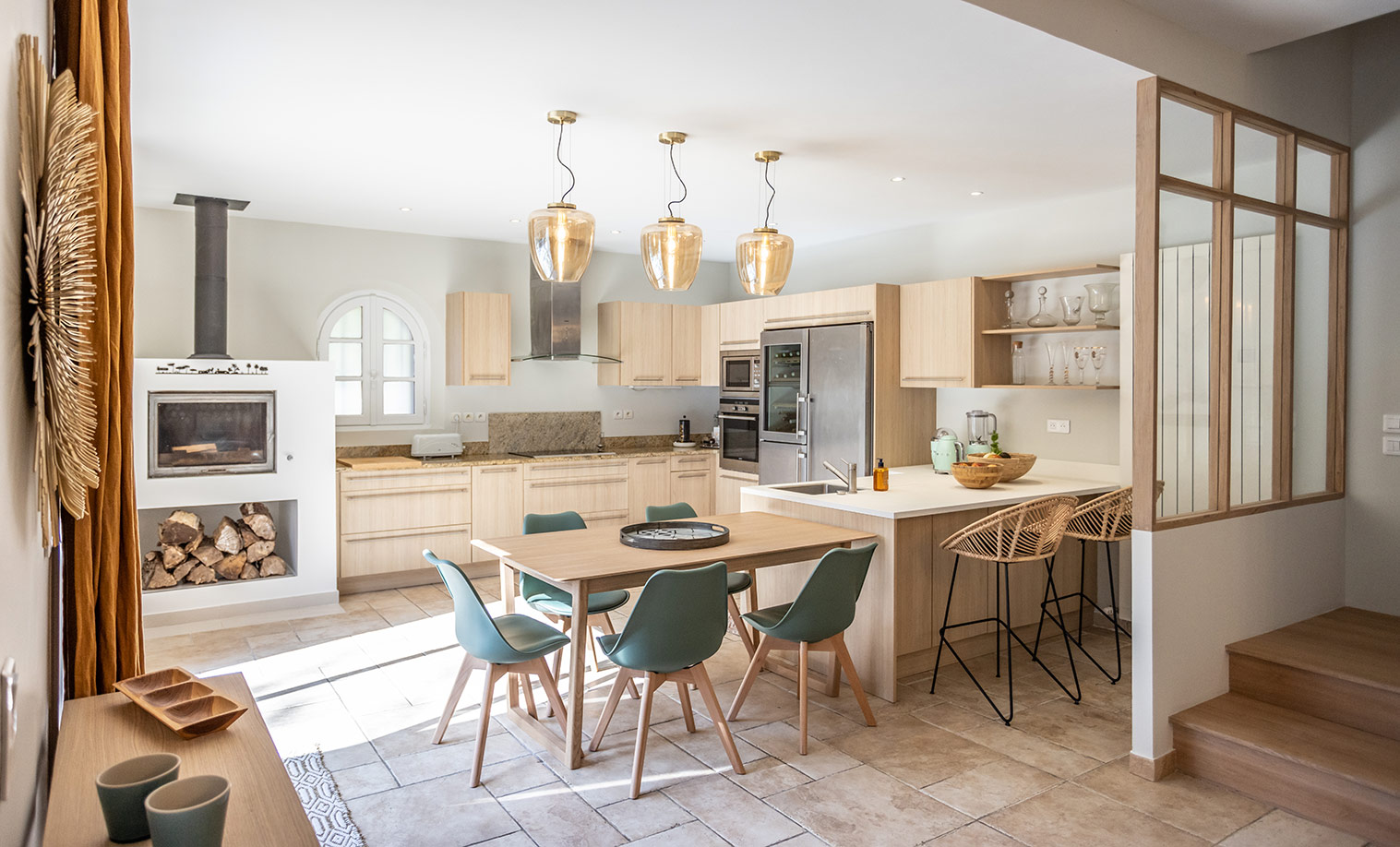 Cuisine ouverte avec table à manger et luminaires dorés