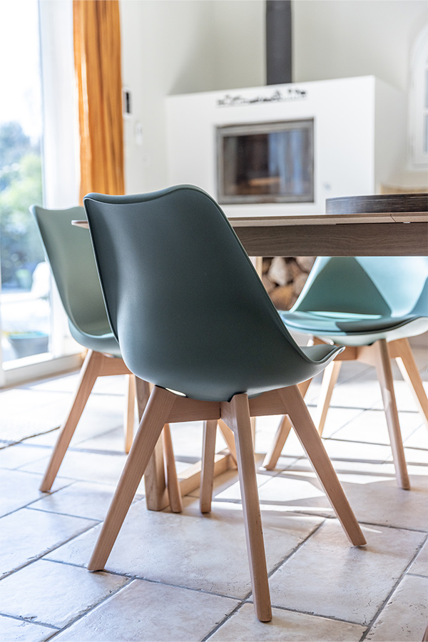 Chaises de salle à manger en plastique et bois