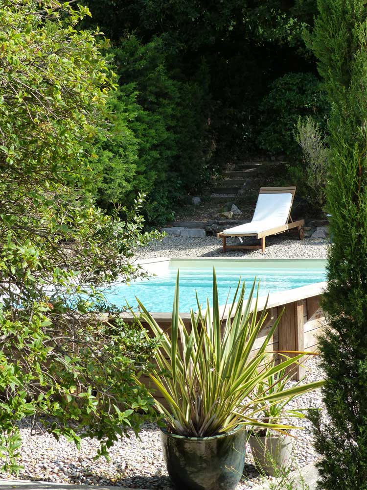 Piscine entourée de végétation méditerranéenne