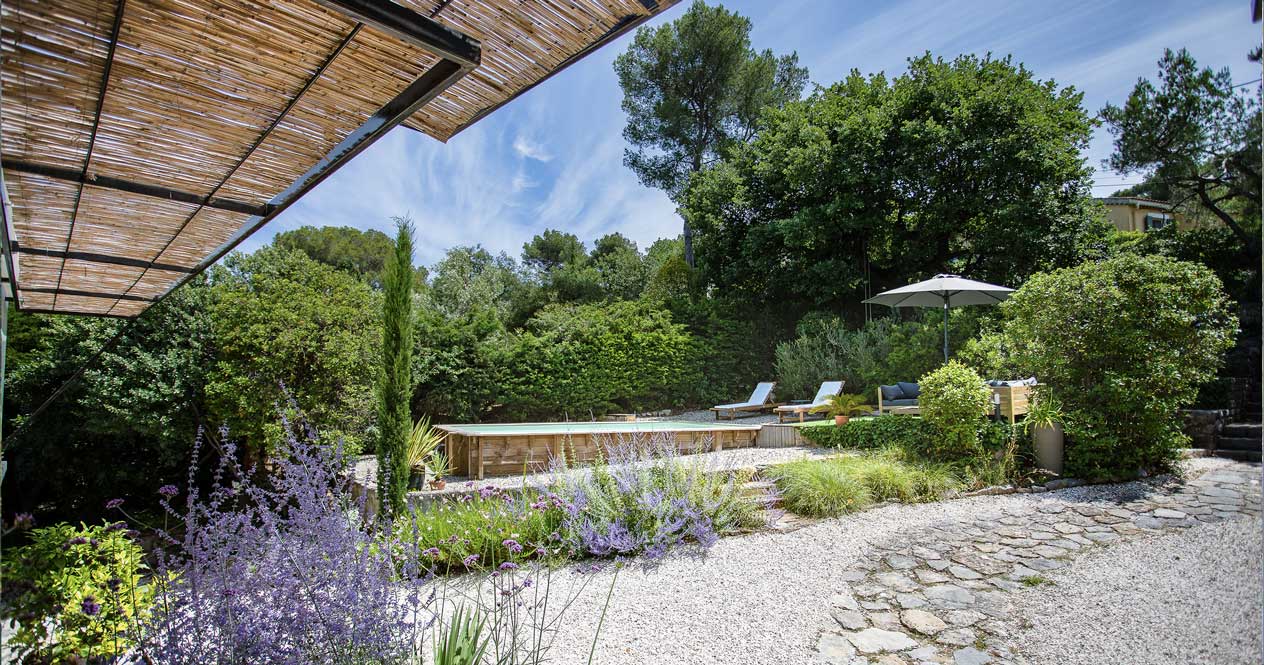 Aménagement extérieur avec pergola en acier, piscine hors sol semi-enterrée et jardin méditerranéen au Pradet