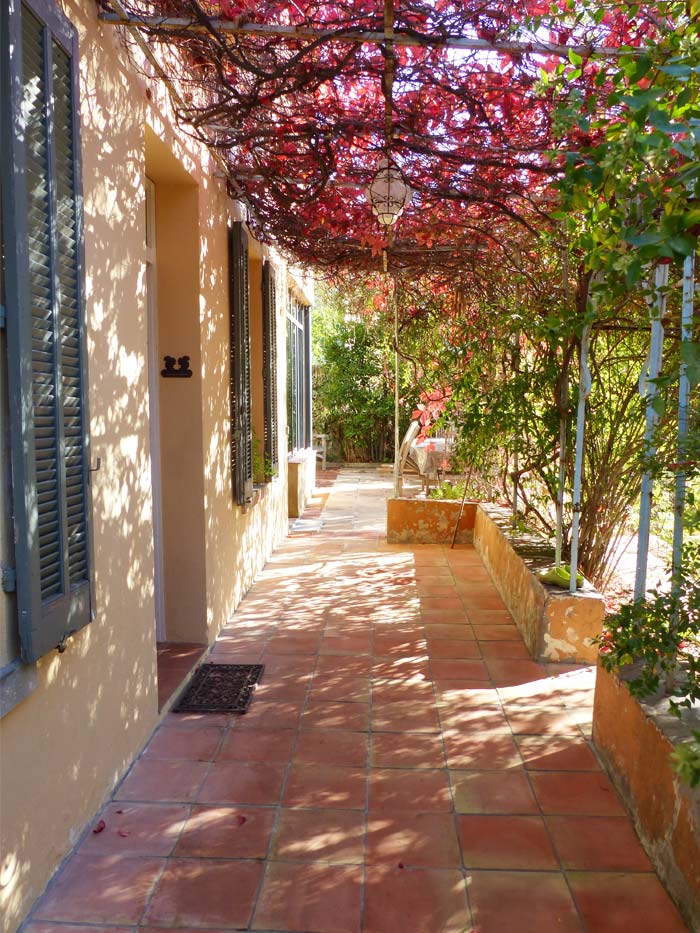 Création d'une grande terrasse dans le prolongement de la nouvelle cuisine avec une treille provençale