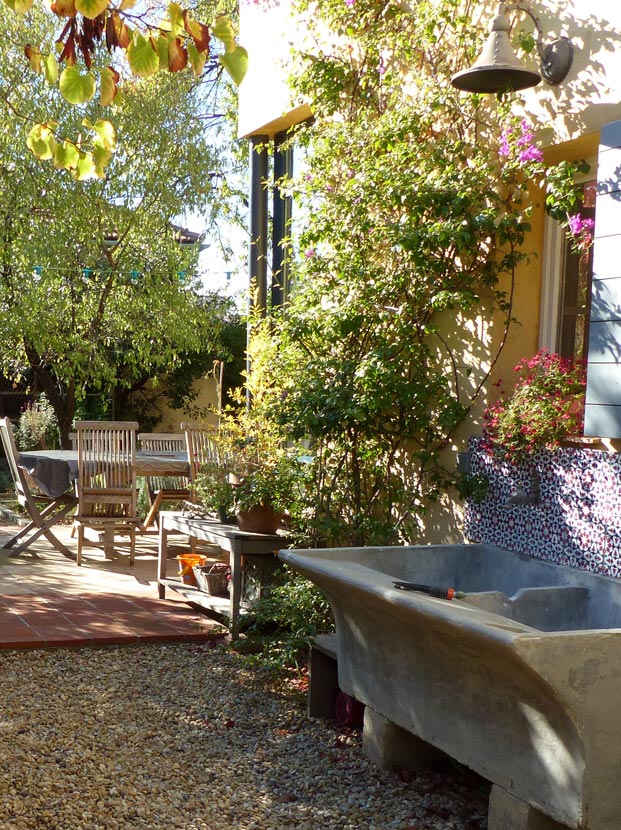 Déplacement du lavoir d'origine dans un patio pour plus de fonctionnalité