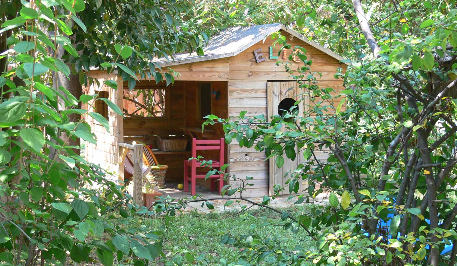 Création d'un espace de jeu pour enfants avec une cabane en bois dans la verdure