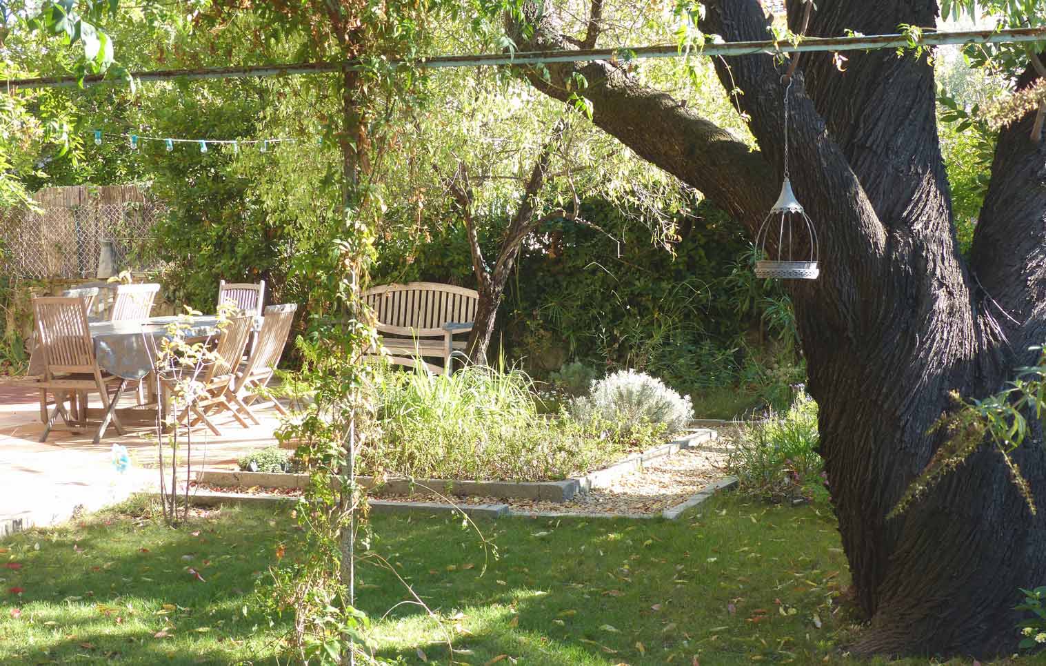 Aménagement d'un coin détente champêtre sous un grand arbre