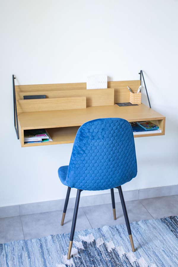 Bureau minimaliste avec chaise bleue