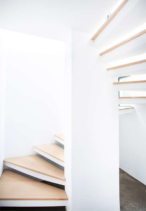 Escalier contemporain en bois avec ouvertures lumineuses