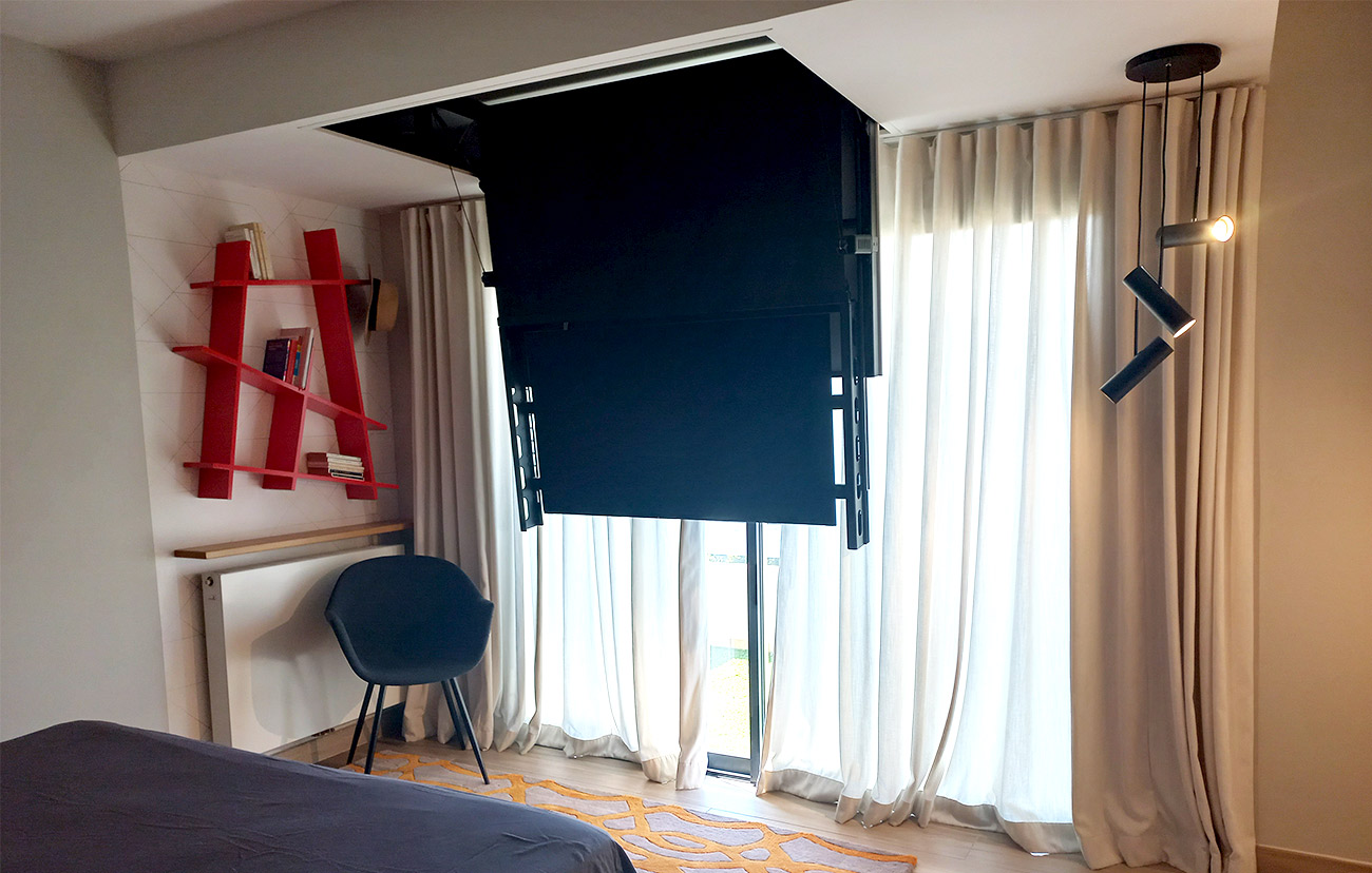 Comment dissimuler une télé dans un faux plafond
