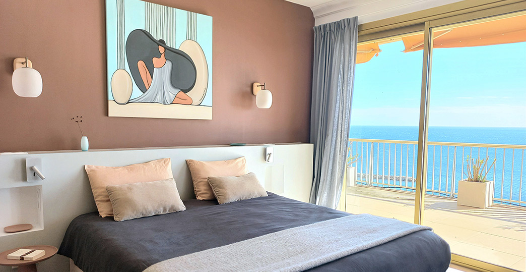 Après : une tête de lit colorée et fonctionnelle s'accorde à la vue mer imprenable