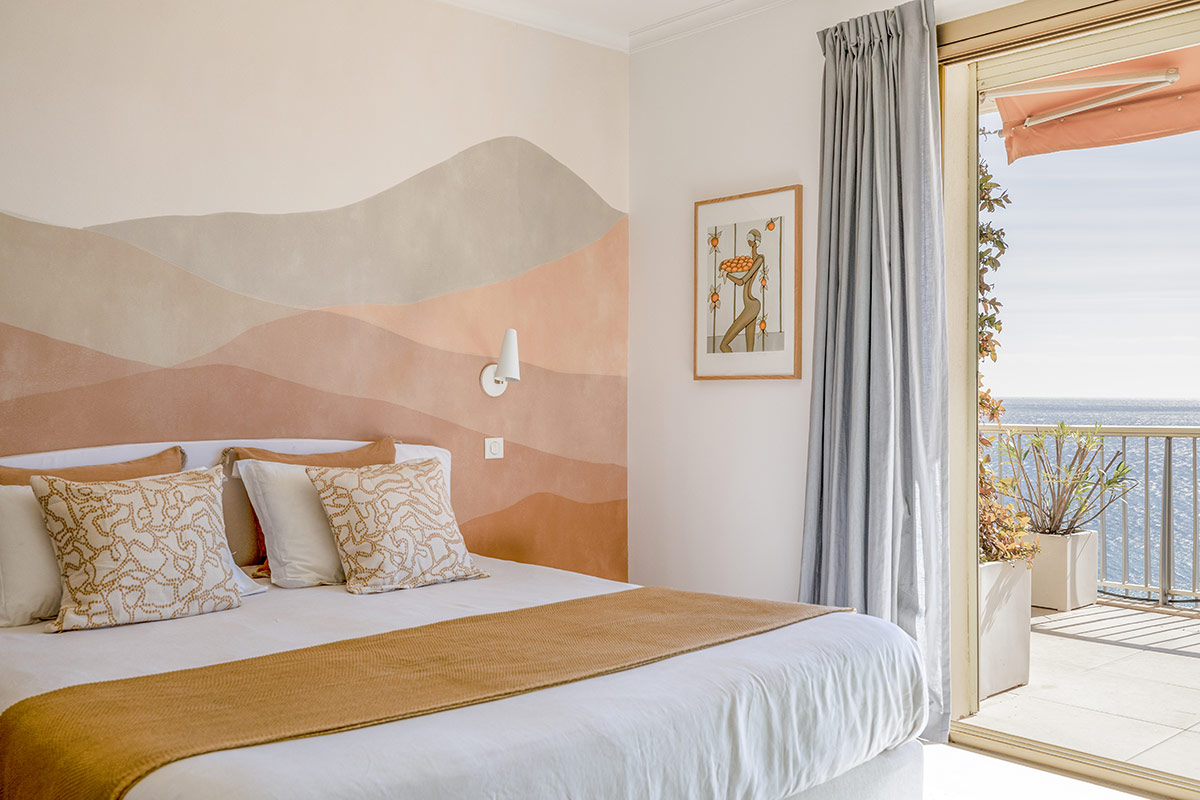 Après : chambre d'amis au décor minéral avec vue mer