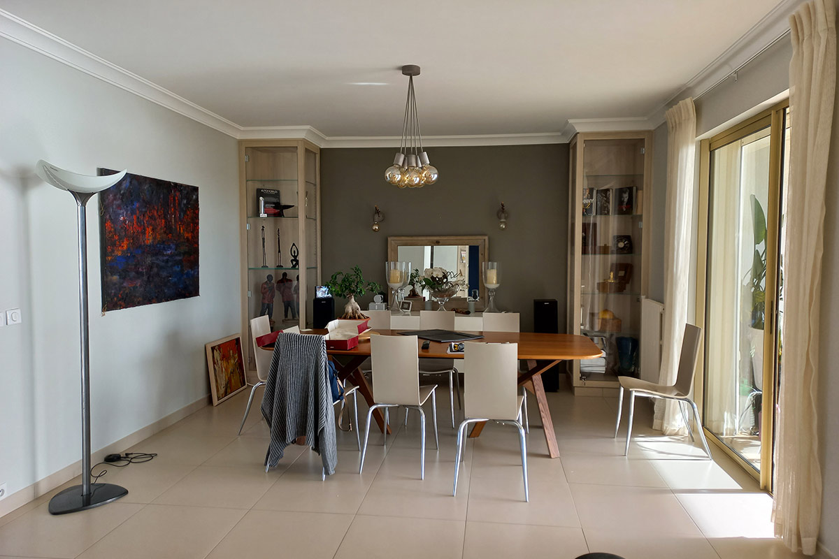 Avant : une salle à manger triste et sombre
