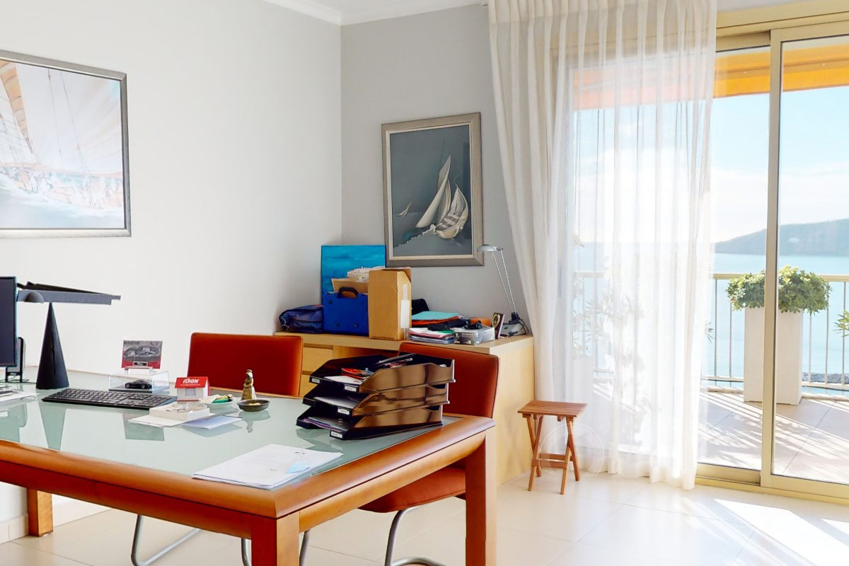 Avant : un bureau au mobilier disparate sans charme