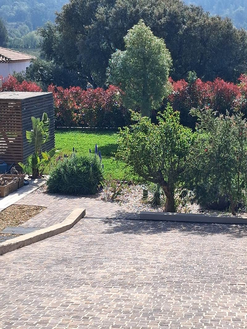 là c'est le titre de ta photo là c'est le texte bulle (apparait au survol de la soutris)