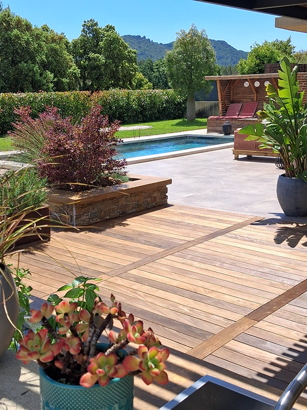 Deck en ipé dans jardin paysagé Jardin paysagé avec terrasse en ipé et piscine