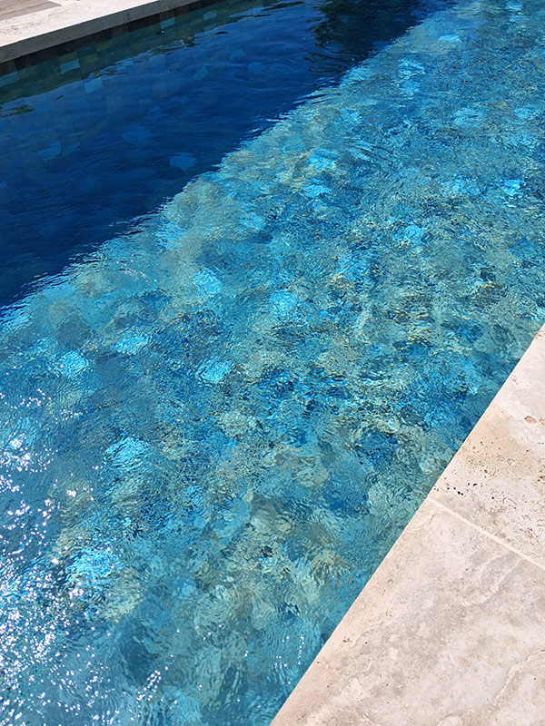 Piscine avec carreaux de Bali – Caroline Rey, architecte d’extérieur à La Crau (Var) Eau turquoise et carreaux de pierre de Bali dans une piscine