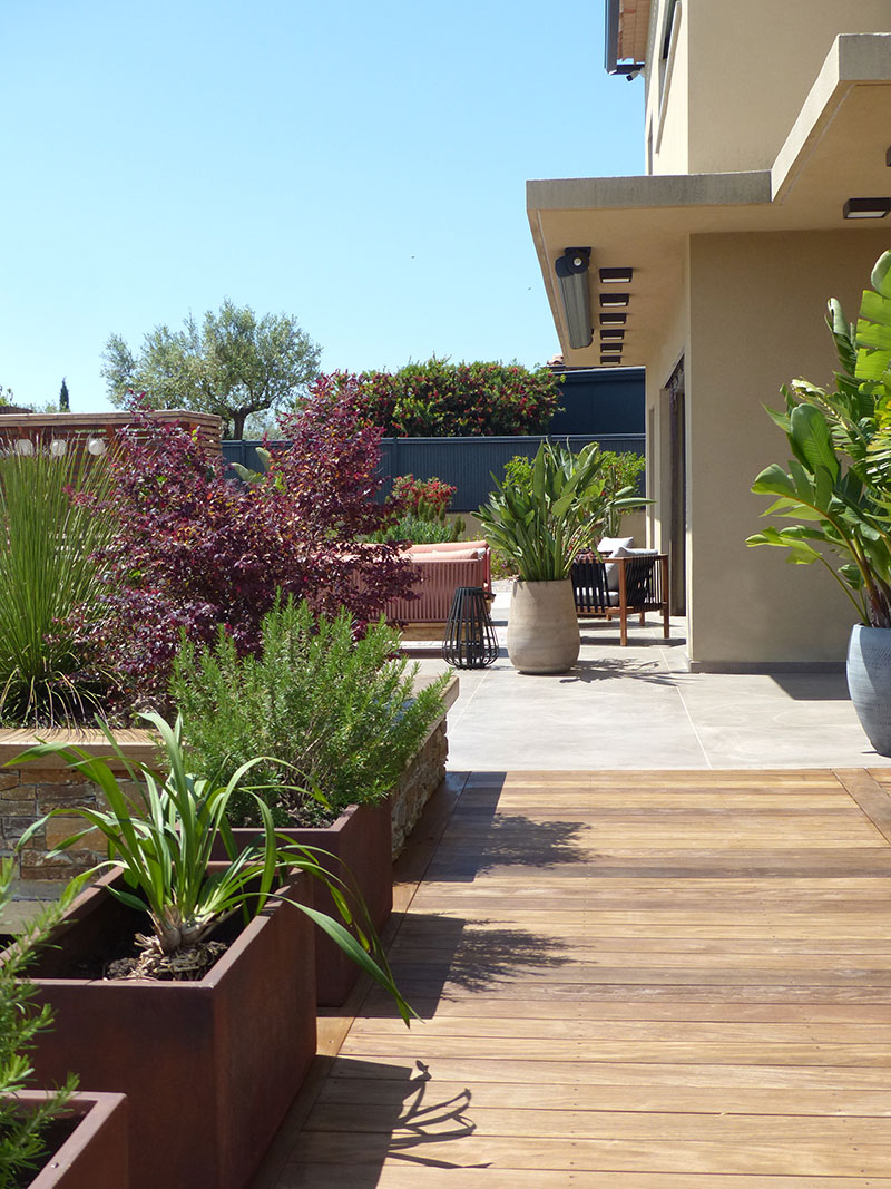 Allée paysagée en bois ipé – Réalisation Caroline Rey, architecte d’extérieur à La Crau (Var) Allée en bois ipé bordée de jardinières et de végétation
