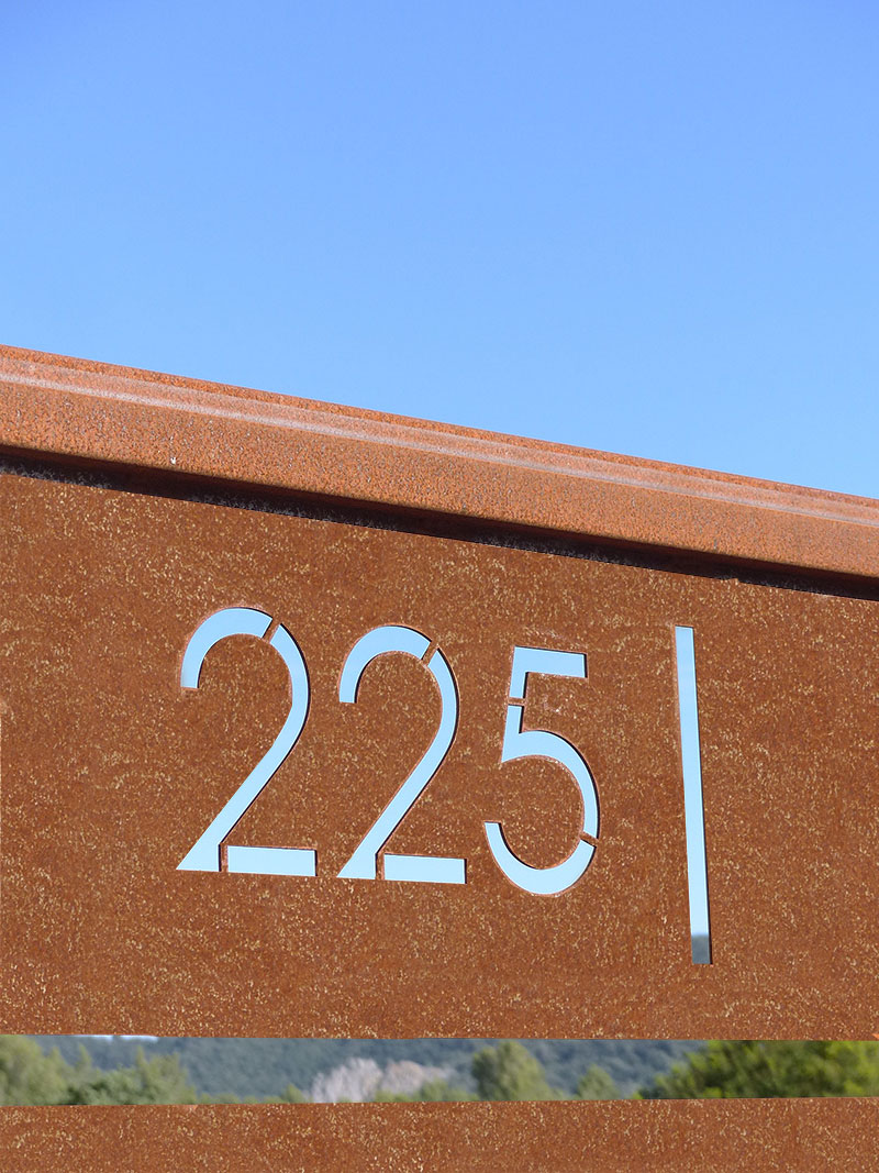 Portail en acier corten – Réalisation Caroline Rey, designer d’espace à La Crau (Var) Portail moderne en acier corten avec découpe du numéro 225