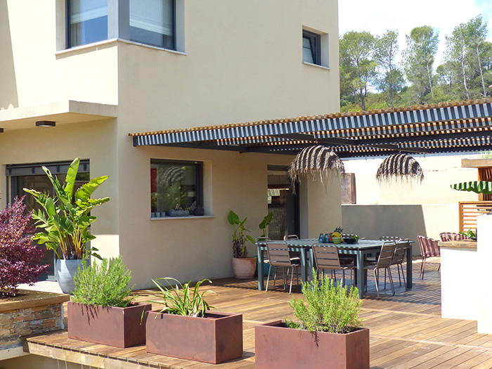 Terrasse bois et pergola – Réalisation Caroline Rey, architecte d’extérieur à La Crau (Var) Grande terrasse en bois avec pergola acier et mobilier outdoor